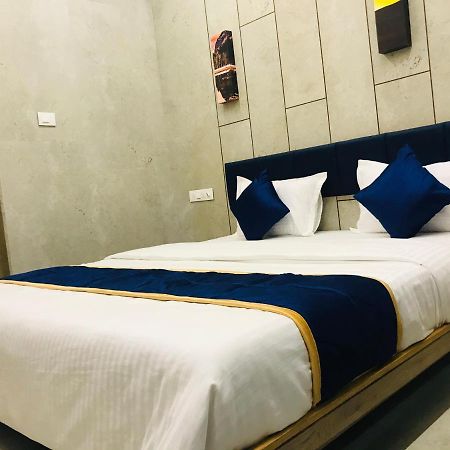Hotel Blue Berry Gandhinagar Exterior photo